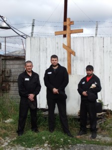 У закладного камня.